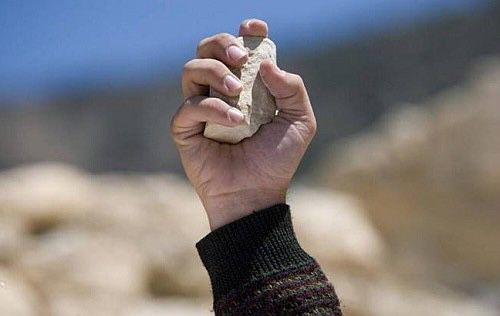 Policía apresa hombres que intentó apedrear a su padre