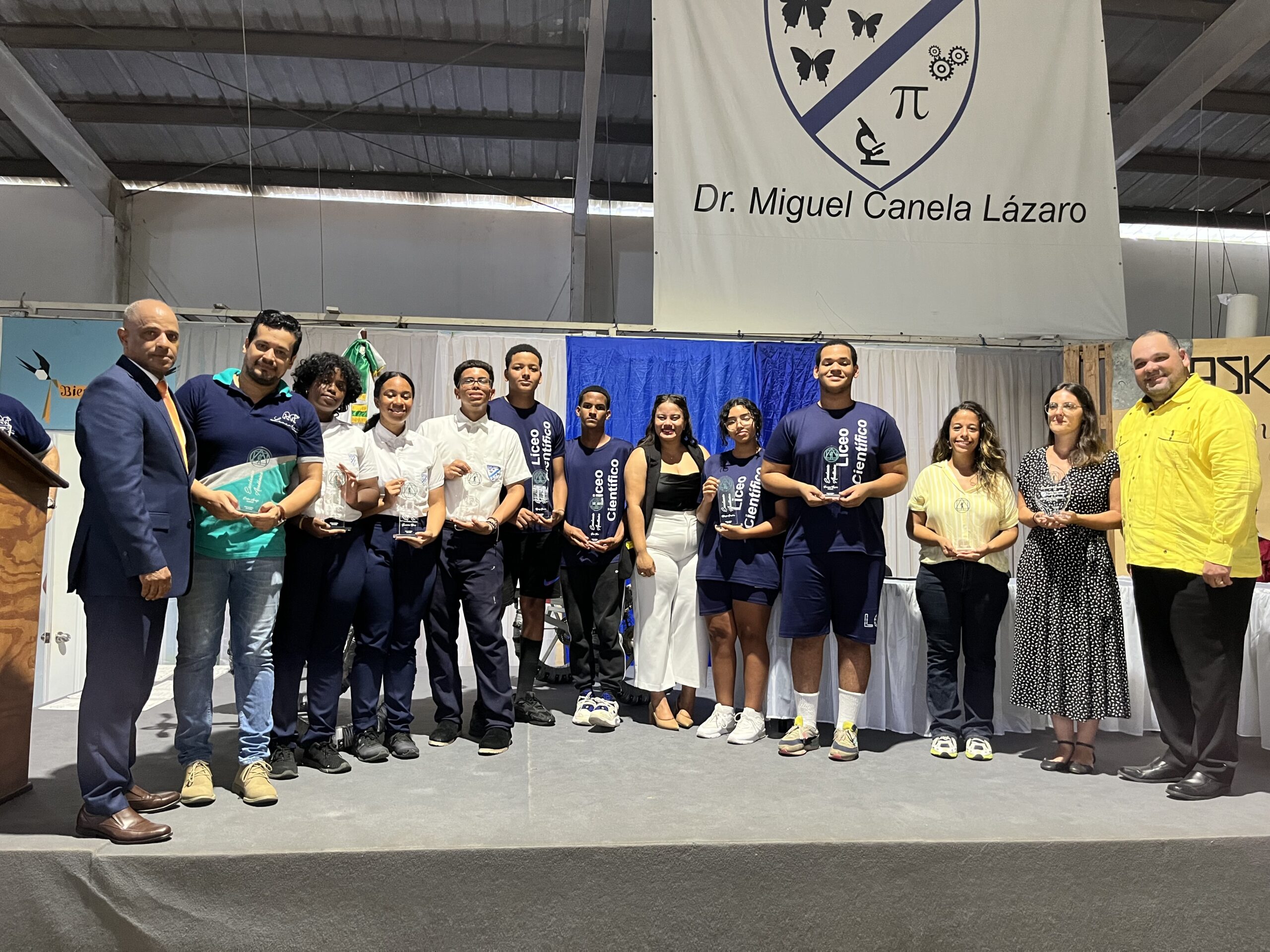 The Academy of Sciences honors the students and teachers of the Hermanas Mirabal Scientific High School