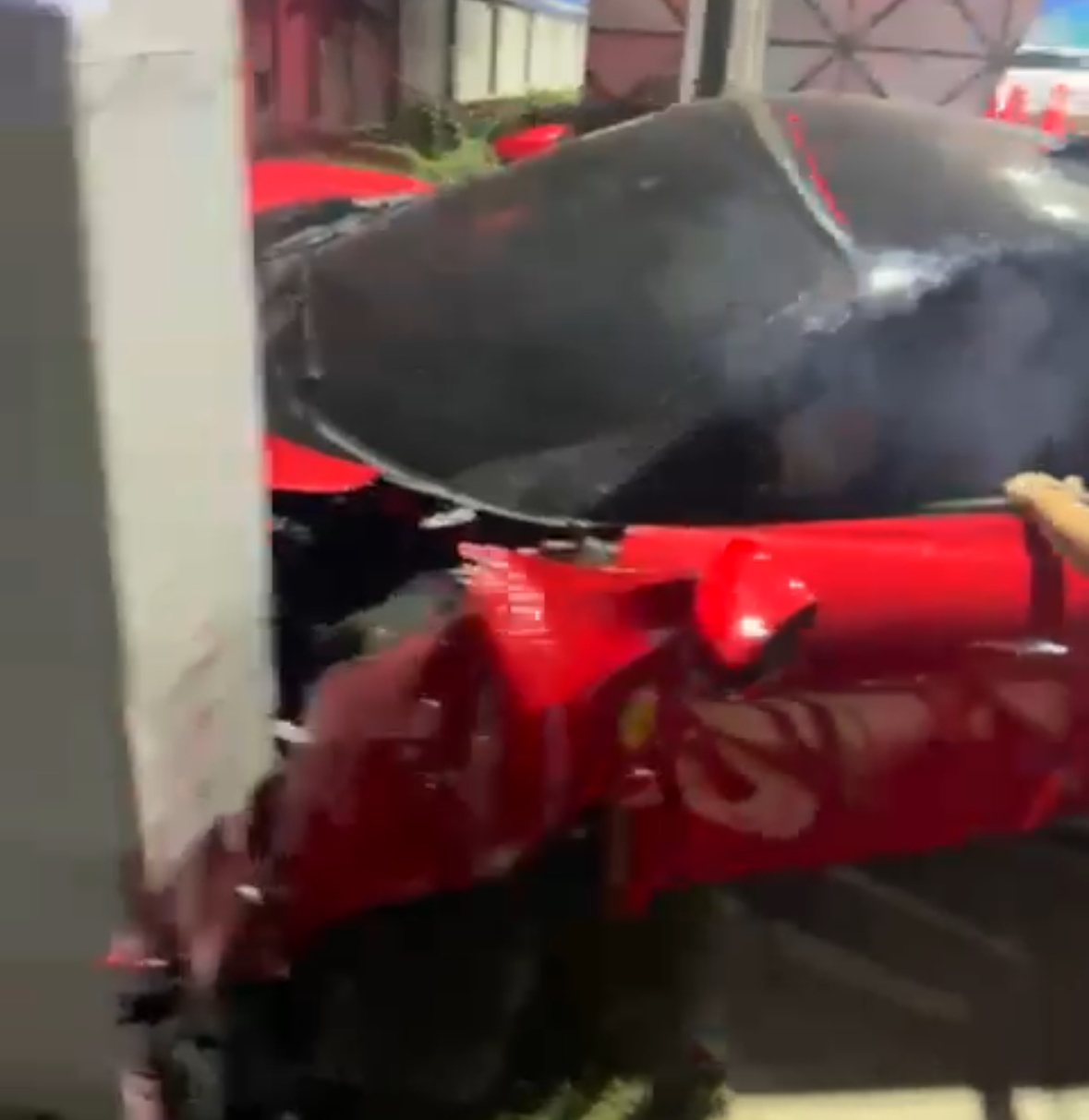 Video | Conductor de Ferrari choca con un poste eléctrico en avenida ...