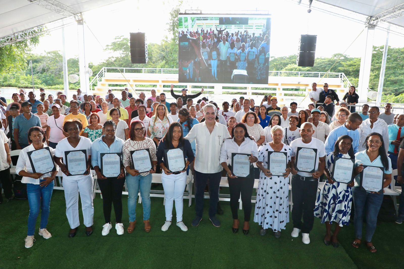 Presidente Abinader entrega 394 nuevos certificados de título de ...
