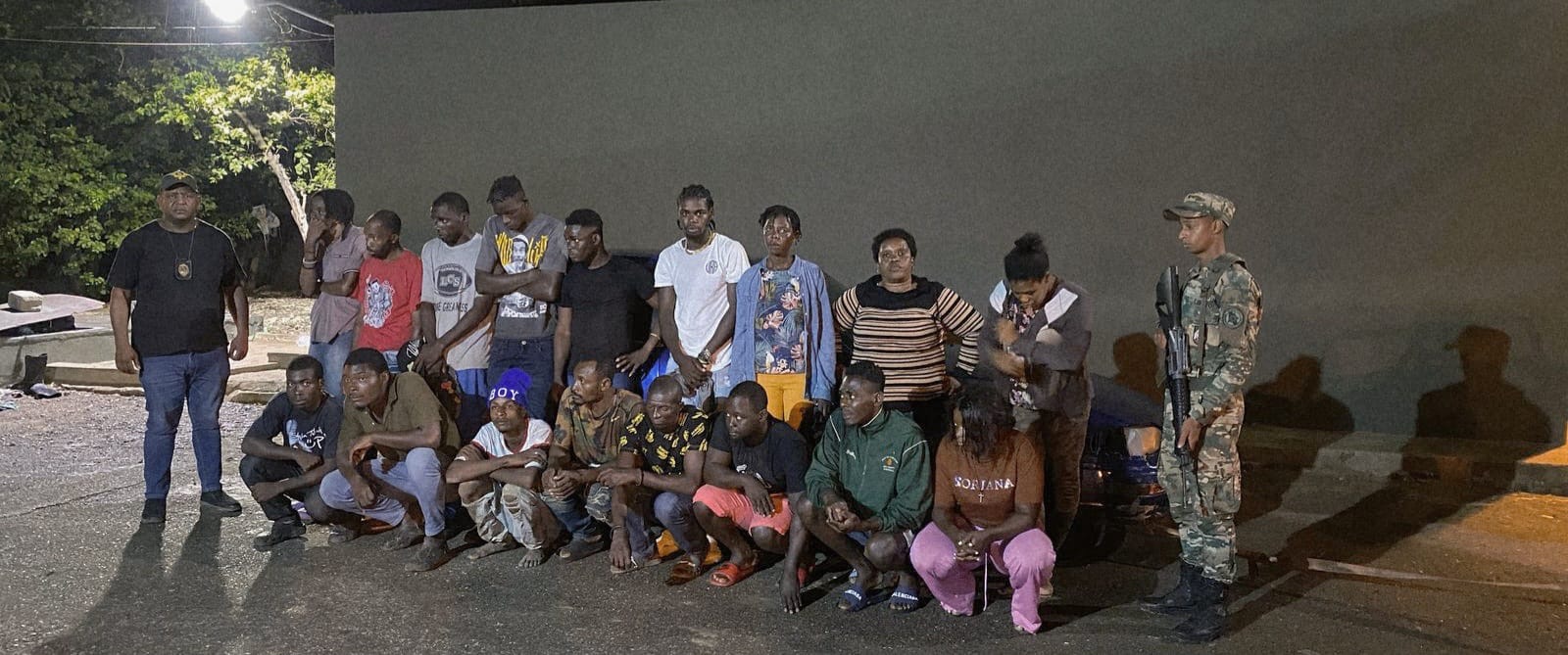 En Mao detienen automóvil con 19 haitianos en condición migratoria irregular En Mao detienen automóvil con 19 haitianos en condición migratoria irregular