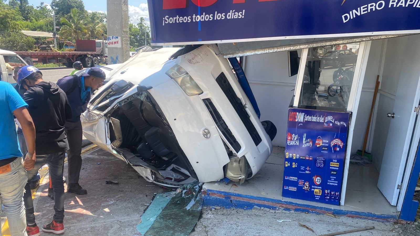 Contratiempo en la autopista Duarte involucra transporte escolar; hay niños heridos Contratiempo en la autopista Duarte involucra transporte escolar; hay niños heridos