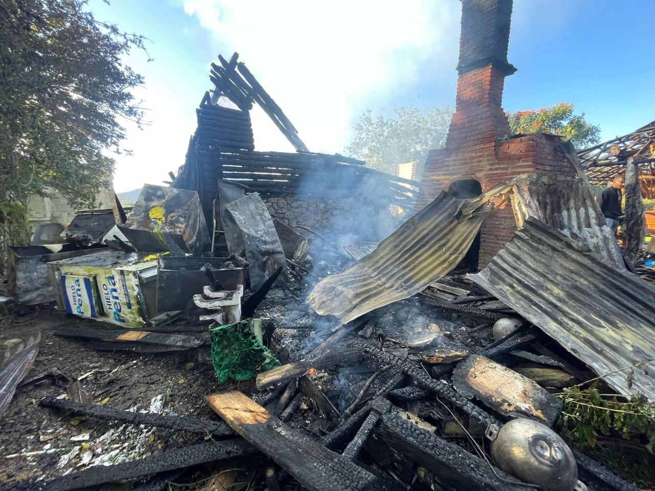 Incendio afecta restaurante en Jarabacoa; 9-1-1 coordina presencia Incendio afecta restaurante en Jarabacoa; 9-1-1 coordina presencia