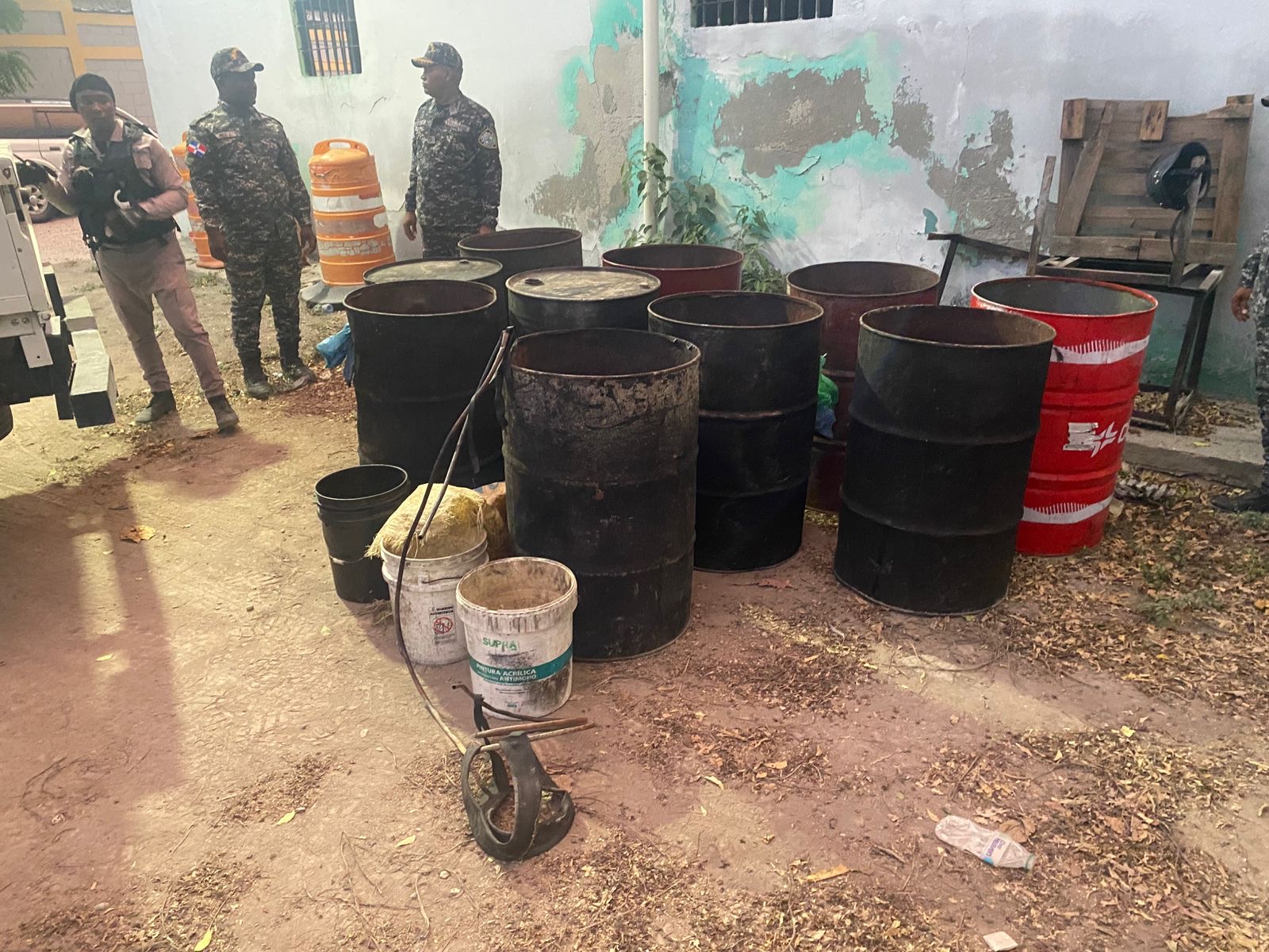 Policía Doméstico desmantela factoría clandestina de ron adulterado en Cabral, Barahona Policía Doméstico desmantela factoría clandestina de ron adulterado en Cabral, Barahona