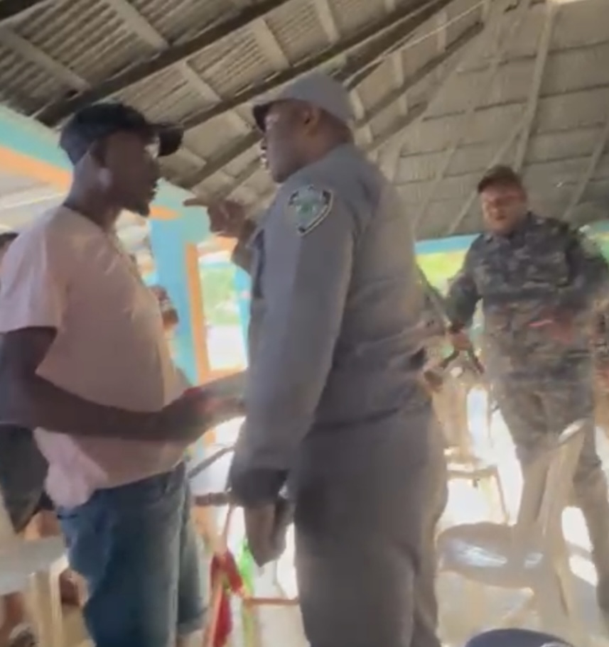 Conflicto entre policías y ciudadanos en el distrito municipal de Resaca, Elías Piña Conflicto entre policías y ciudadanos en el distrito municipal de Resaca, Elías Piña