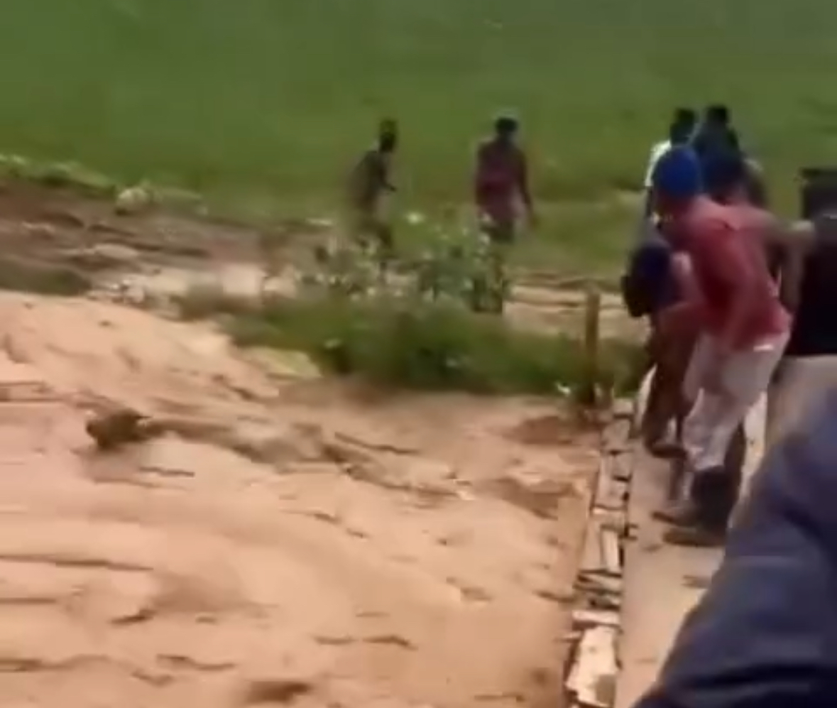 ¡Insólito! Río Tireo arrastra una cooperacha y desata persecución en pleno puente ¡Insólito! Río Tireo arrastra una cooperacha y desata persecución en pleno puente
