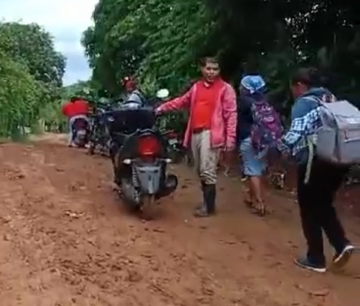 Video | Maestros enfrentan dificultades para lograr a escuela por mal estado de carretera en Yamasá Video | Maestros enfrentan dificultades para lograr a escuela por mal estado de carretera en Yamasá