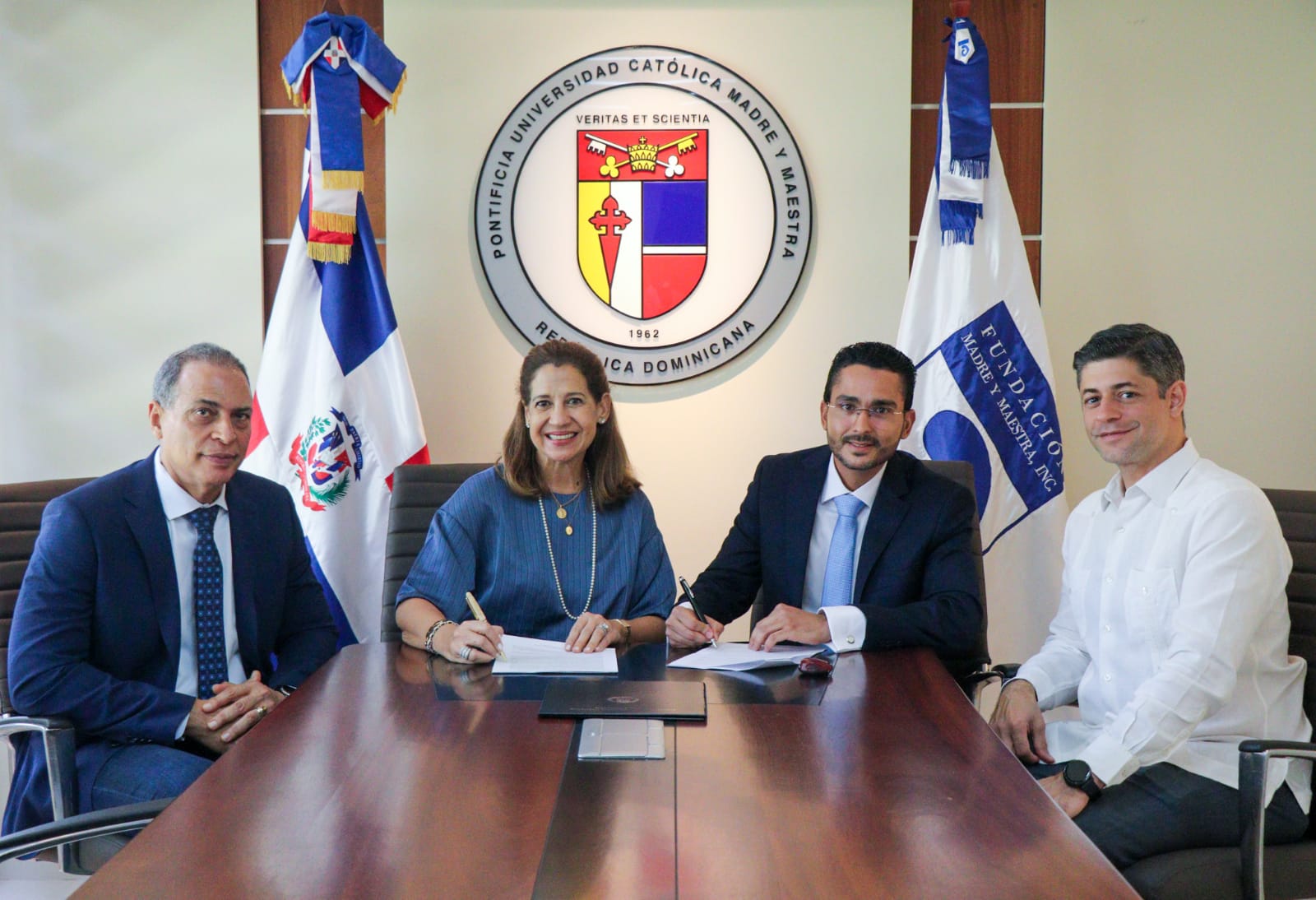 Filoyen se une al fideicomiso “Guardianes de la Agrupación” para impulsar la educación superior en la PUCMM Filoyen se une al fideicomiso “Guardianes de la Agrupación” para impulsar la educación superior en la PUCMM