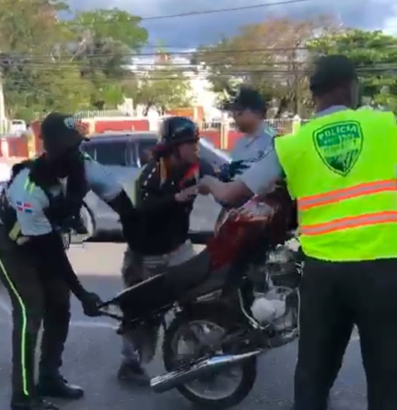 “No me niego a la multa, pero no me quiten mi sustento”; mujer llora tras retención de su motor en la 27 de Febrero “No me niego a la multa, pero no me quiten mi sustento”; mujer llora tras retención de su motor en la 27 de Febrero