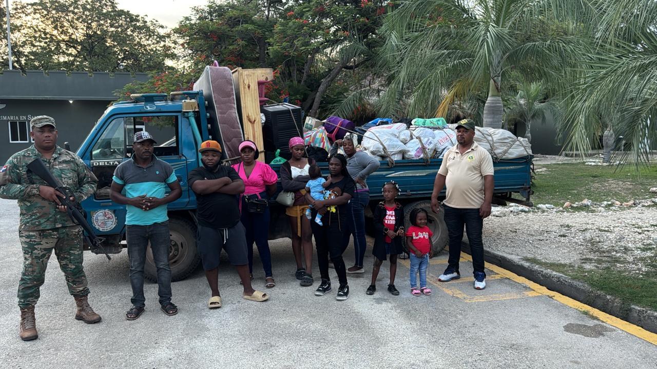 En un camión de mudanzas fueron detenidos 07 haitianos indocumentados en Duvergé En un camión de mudanzas fueron detenidos 07 haitianos indocumentados en Duvergé