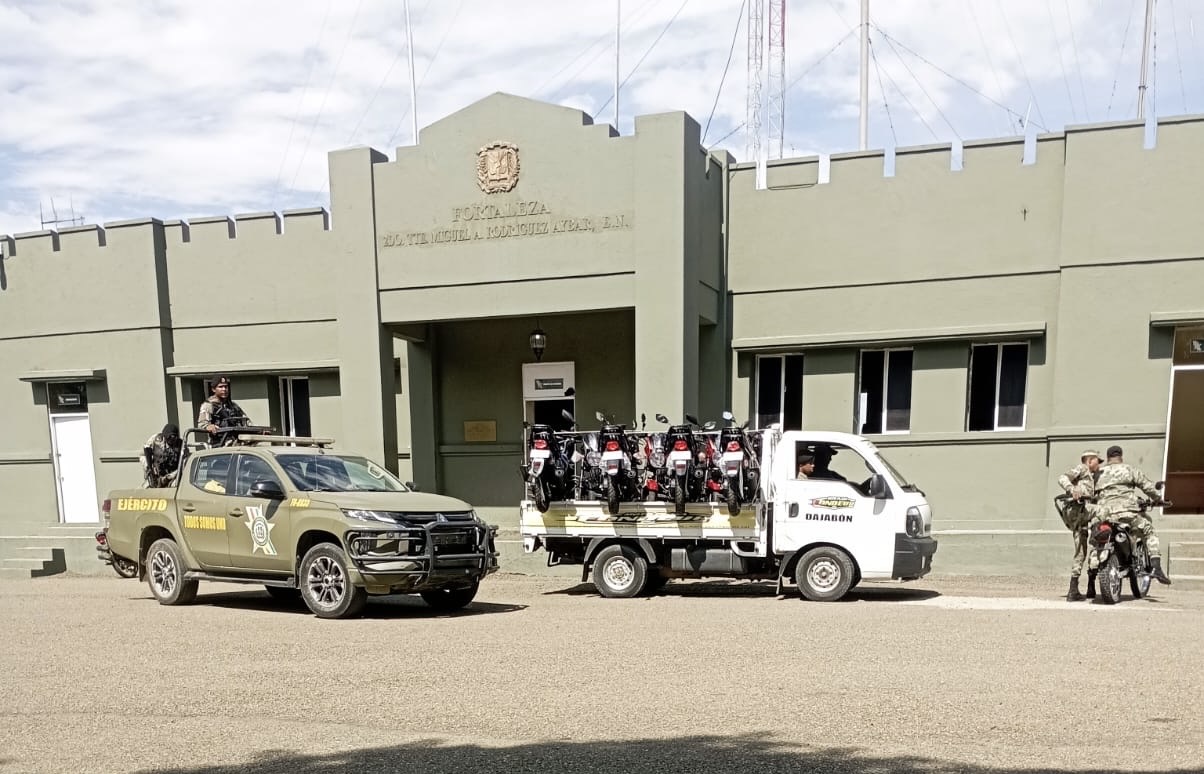 Detienen camión cargado de motocicletas que serían introducidas a Haití evadiendo el paso formal de la frontera con Dajabón
