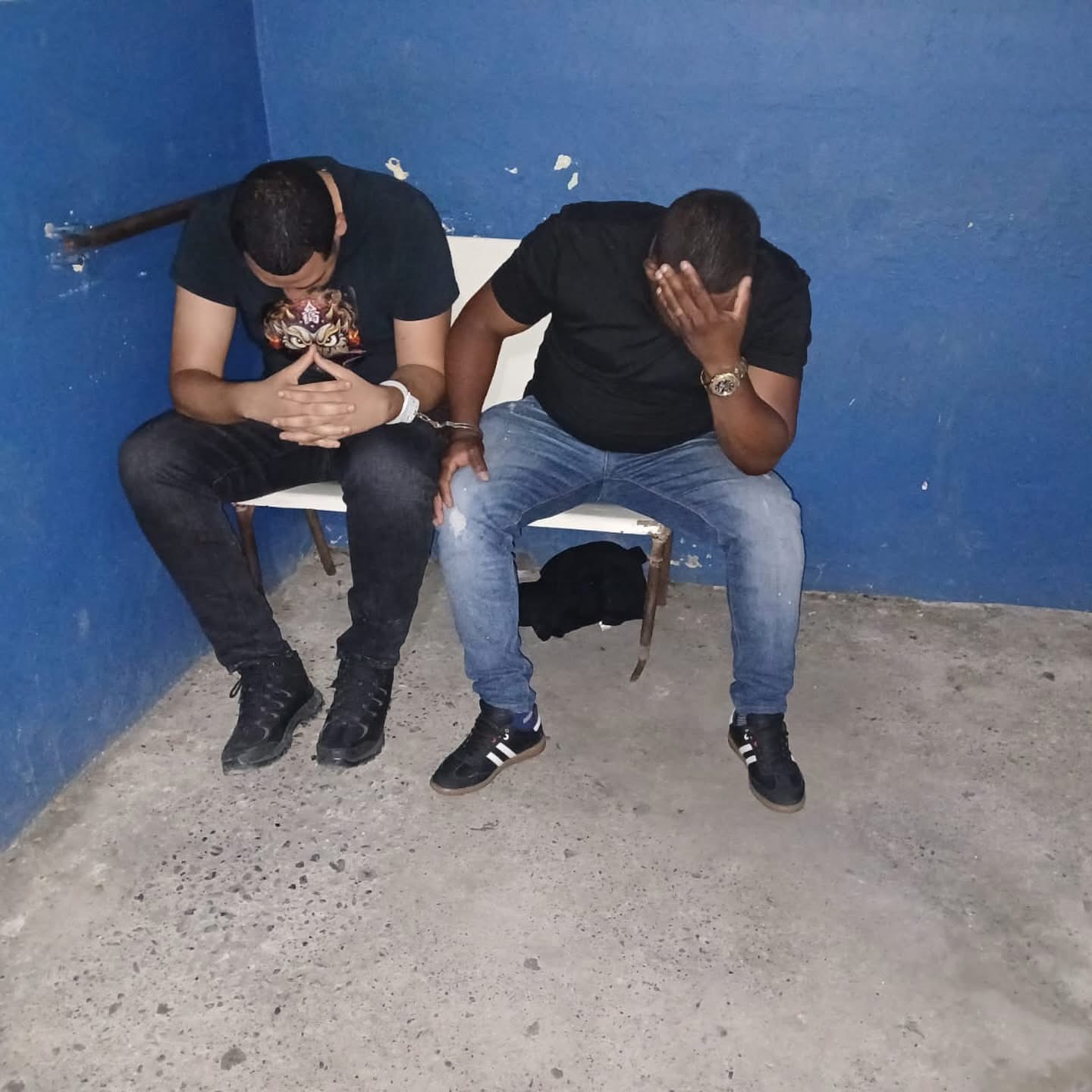 Dos sargentos de la PN apresados tras atracar raso de la misma institución en La Caleta, Boca Chica Dos sargentos de la PN apresados tras atracar raso de la misma institución en La Caleta, Boca Chica