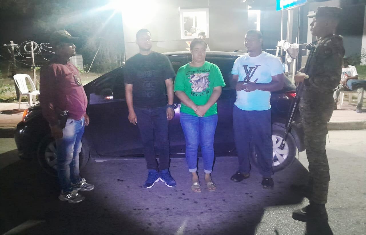 Raso de la FARD fue detenido con una haitiana indocumentada en el cofre de un transporte en Las Matas de Farfán
