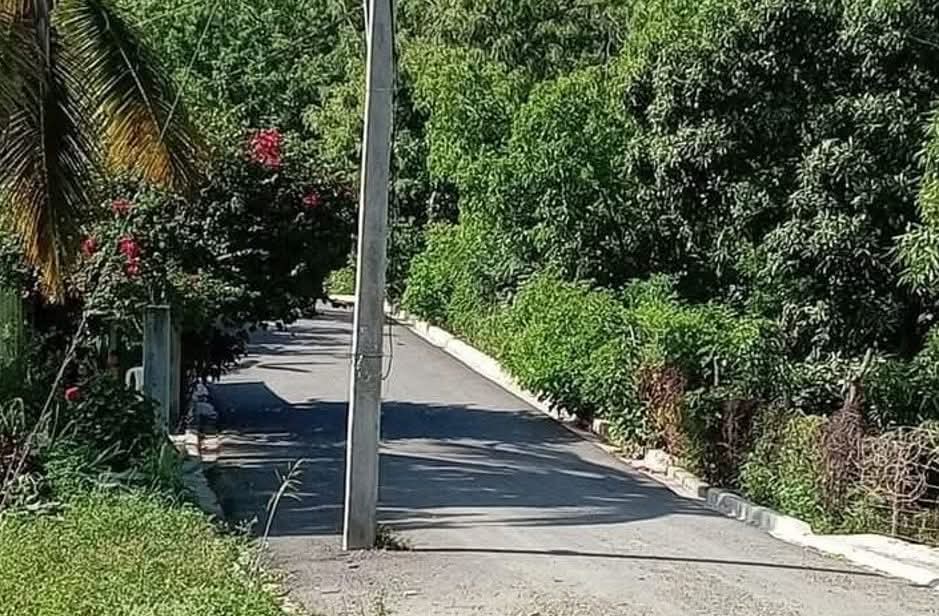 Poste de luz en medio de la carretera pone en peligro a conductores y peatones en San José de Ocoa Poste de luz en medio de la carretera pone en peligro a conductores y peatones en San José de Ocoa