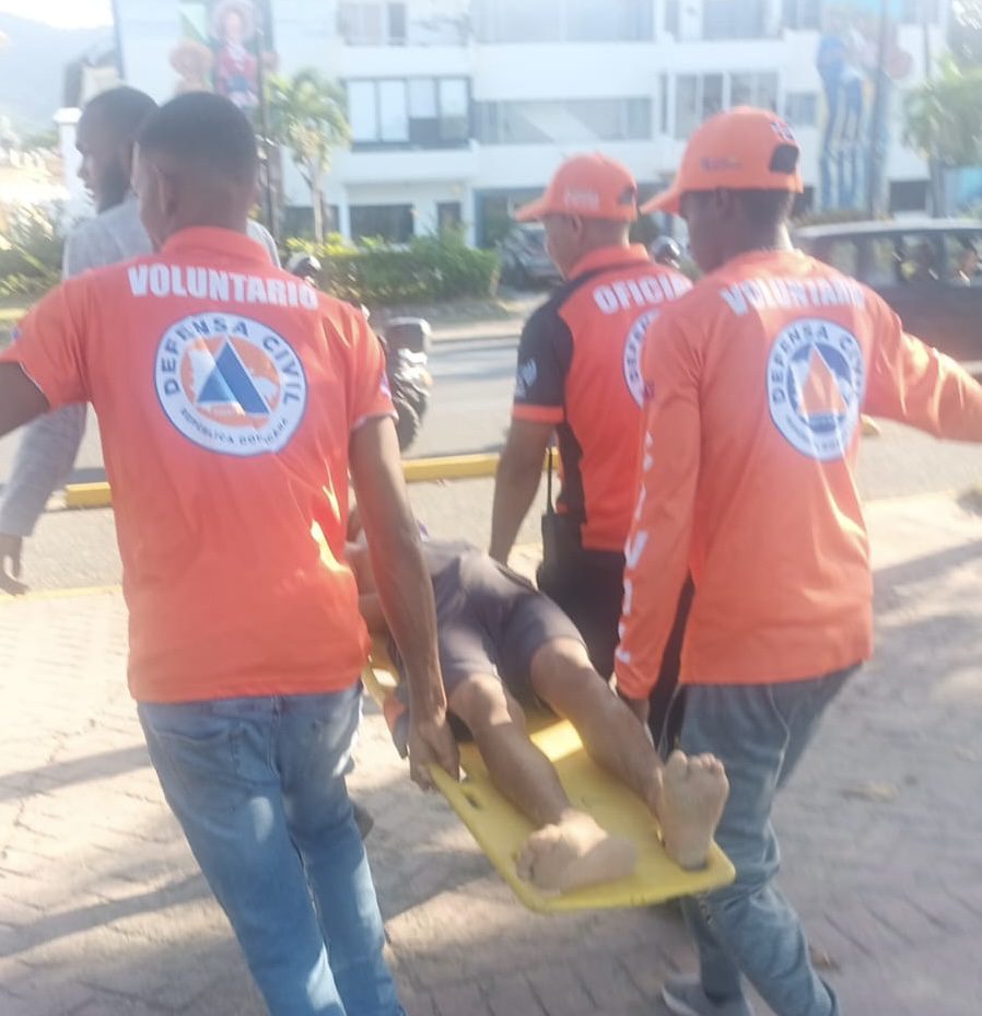 Damisela es rescatado con vida en Playa Camacho del Malecón de Puerto Plata Damisela es rescatado con vida en Playa Camacho del Malecón de Puerto Plata