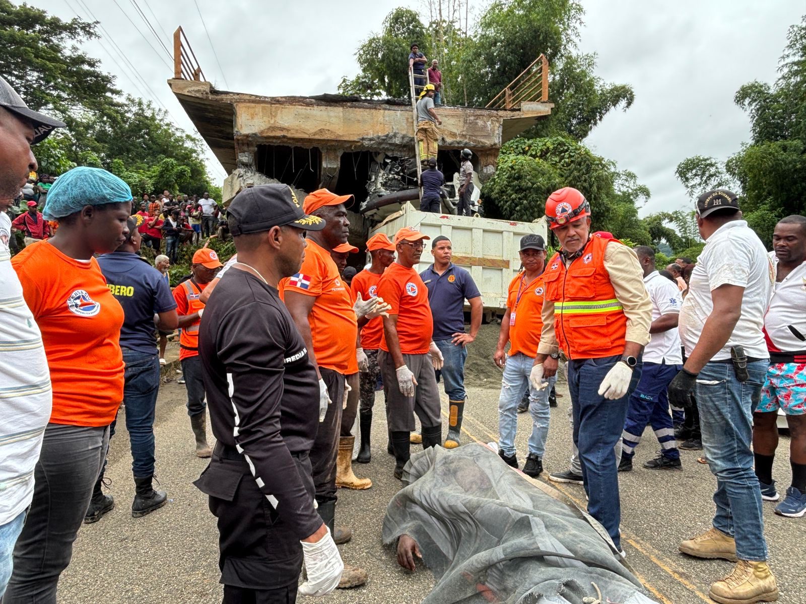 Recuperan despojos tras colapso de puente que conecta Yamasá con Don Juan Recuperan despojos tras colapso de puente que conecta Yamasá con Don Juan