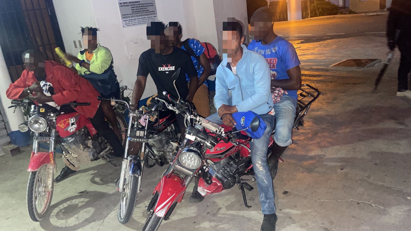 Detienen tres motoristas en Las Yayas de Azua, con haitianos en condición migratoria irregular Detienen tres motoristas en Las Yayas de Azua, con haitianos en condición migratoria irregular