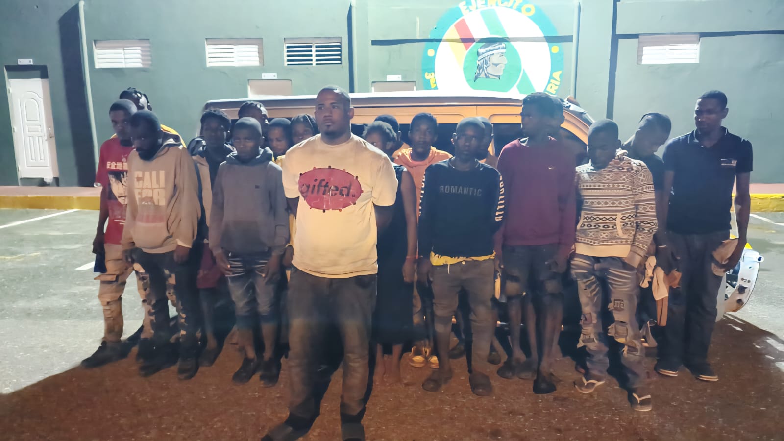 Ejército detiene conductor de minibús que transportaba 19 haitianos indocumentados en San Juan de la Maguana Ejército detiene conductor de minibús que transportaba 19 haitianos indocumentados en San Juan de la Maguana