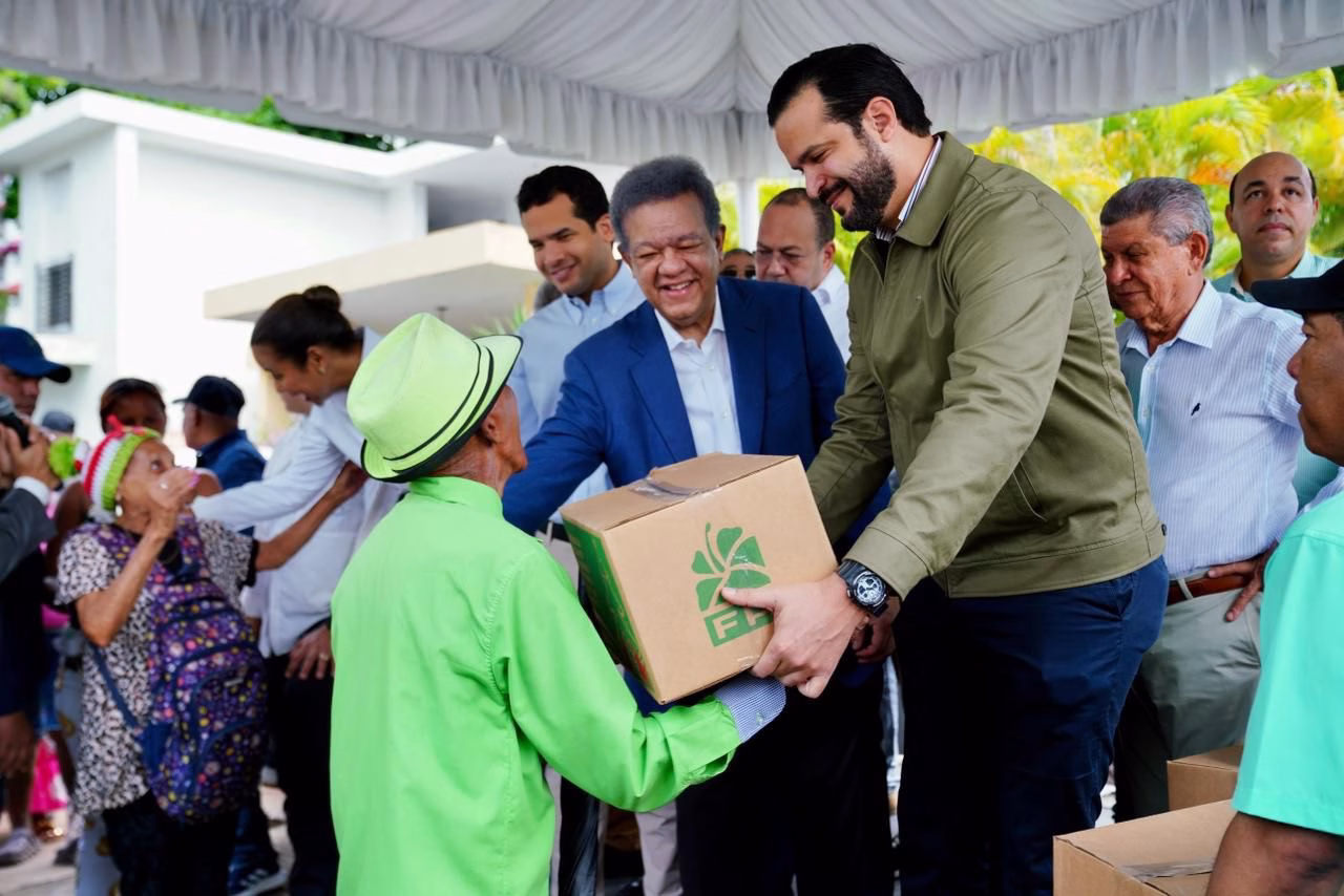 Leonel continúa entrega de alimentos a sectores vulnerables y afirma que la condición del pueblo es evidente