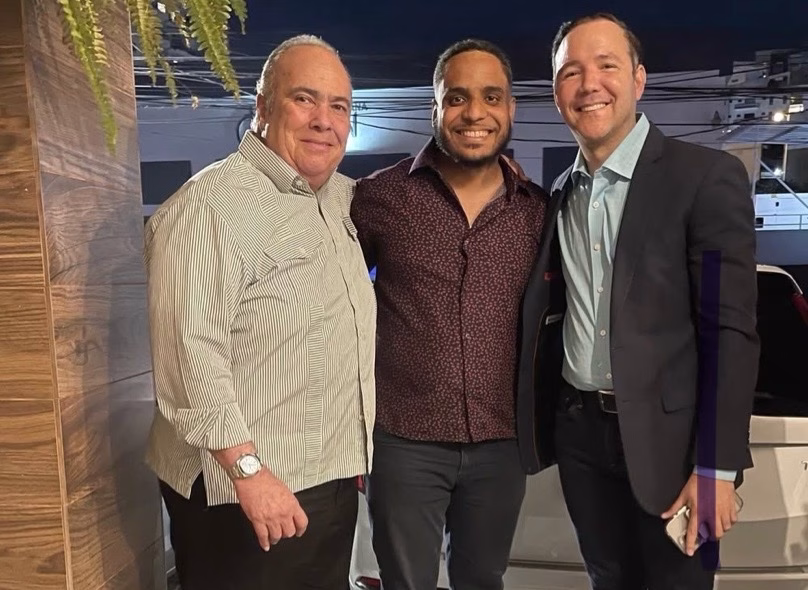 El Peledeísta celebra emotivo avenencia navideño traumatizado por la reconocimiento y la pelotón