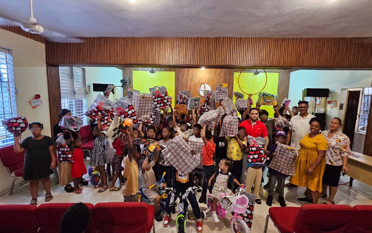 Niños de Los Girasoles reciben juguetes donados por Manuel Cruz