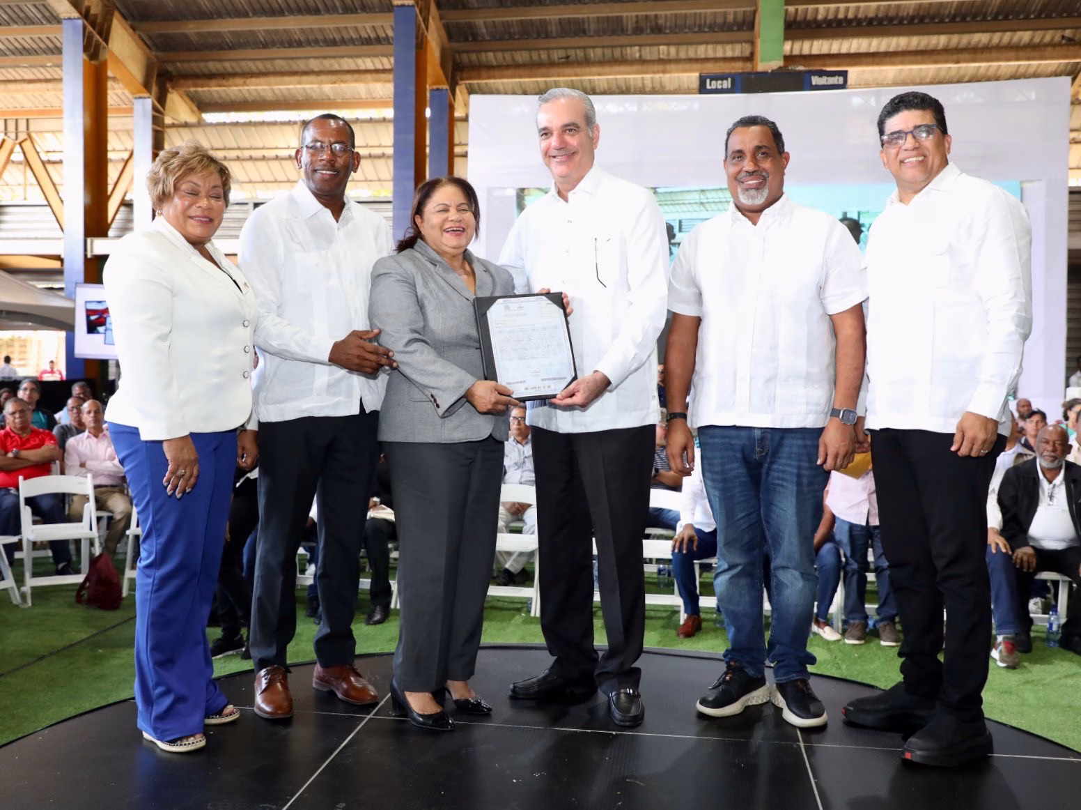 Abinader entrega 580 títulos de apartamentos a familias del Distrito Doméstico y los municipios de Santo Domingo Este y Finalidad