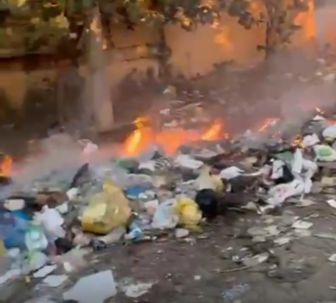 Vecinos incendian basura en Los Alcarrizos ante semanas sin recogida ...