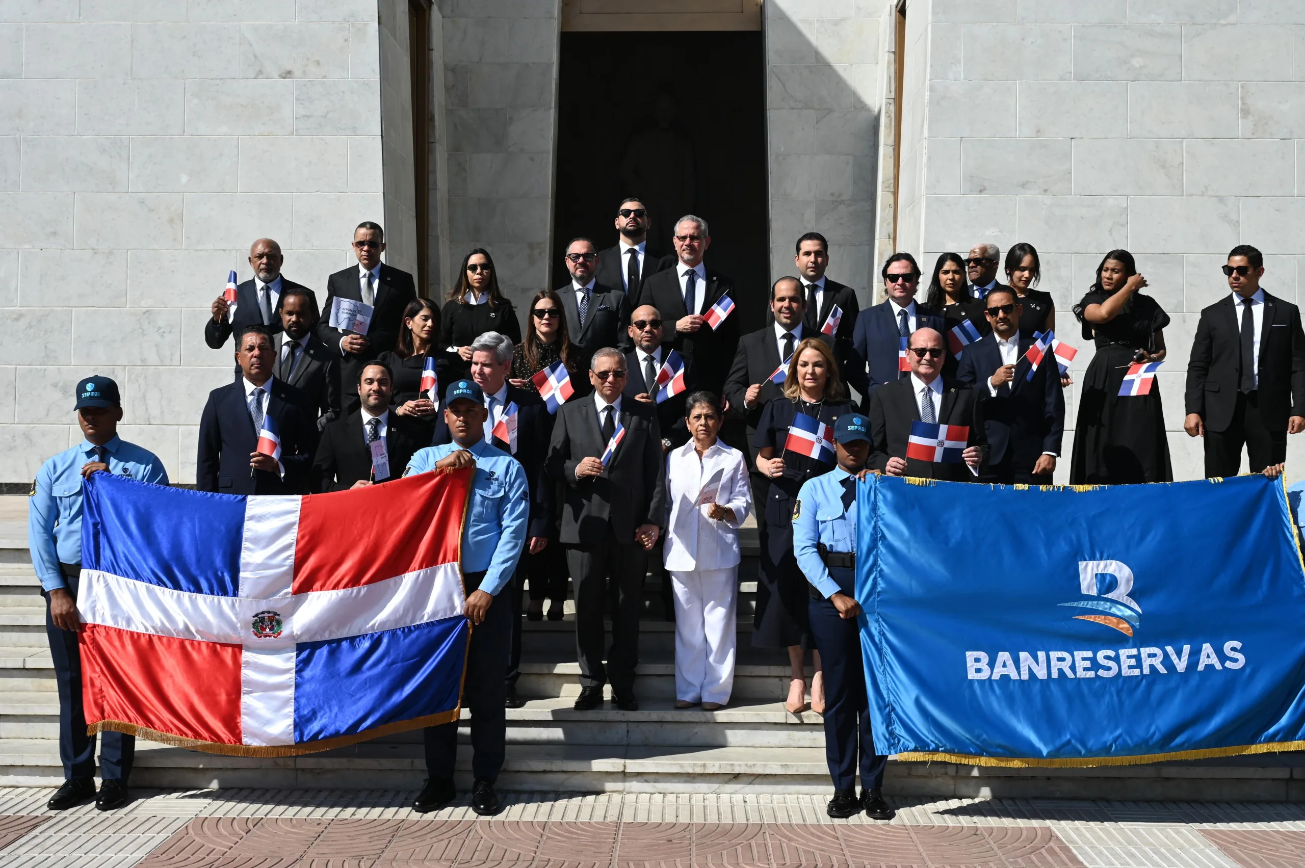 Banreservas deposita ofrenda floral en el Altar de la Patria por el 182 ...