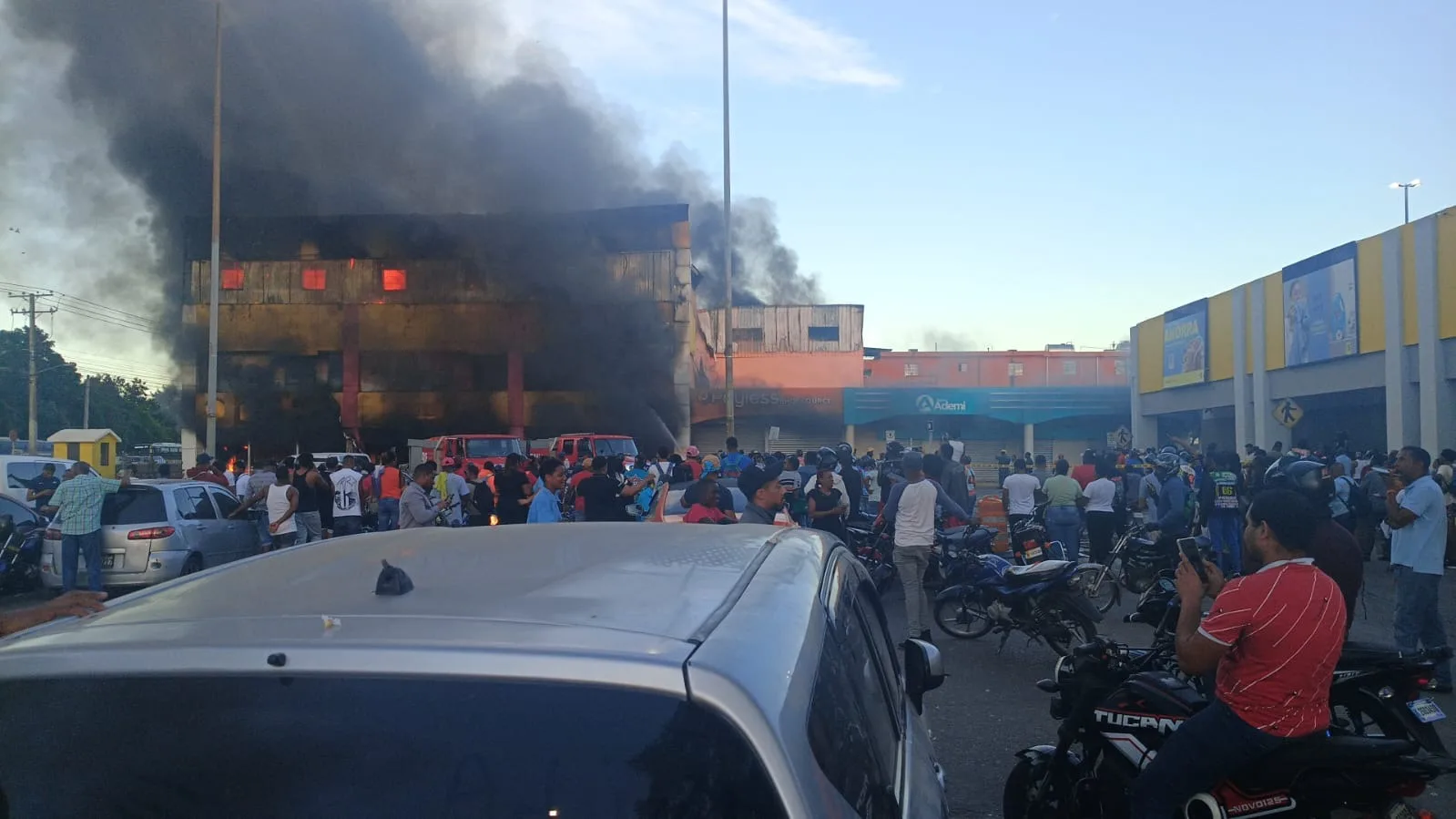 Incendio afecta tienda L&R Comercial dentro de La Sirena de Villa Mella; se reportan explosiones - El Pregonero