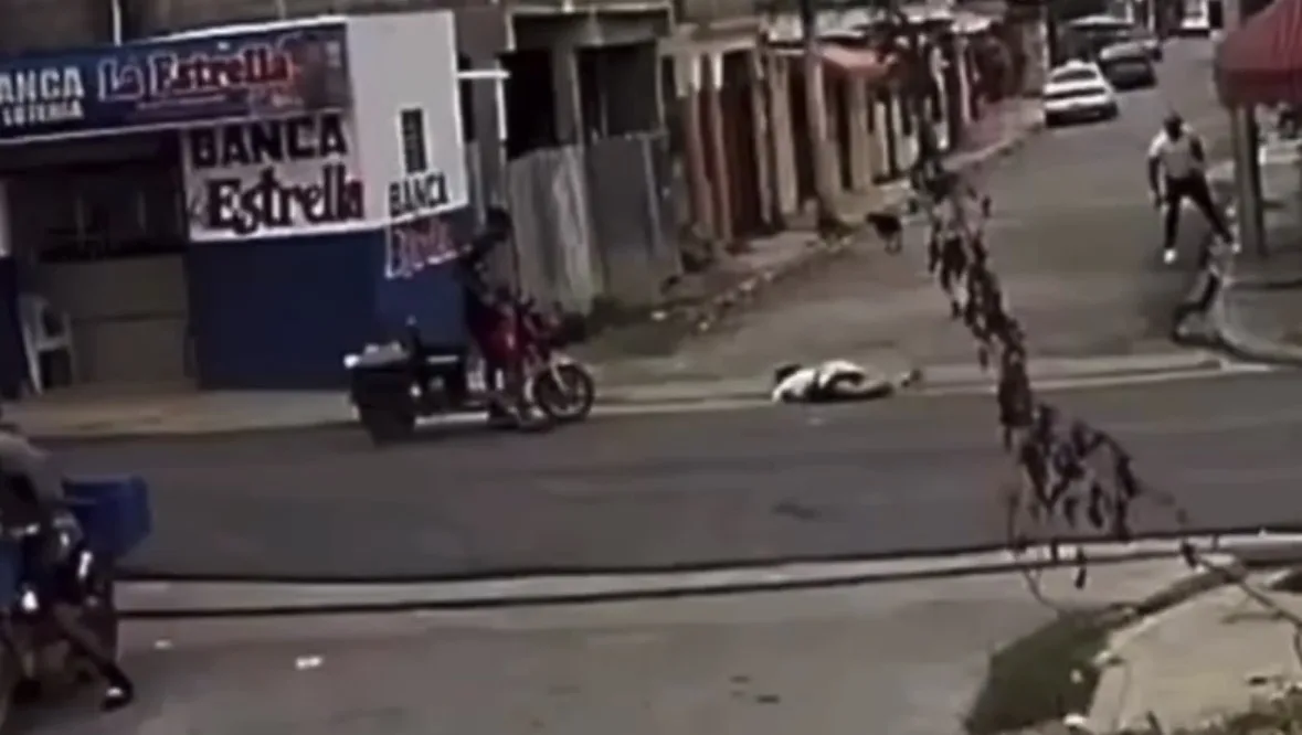Adolescente en motocicleta eléctrica atropella y mata a mujer de 70 ...